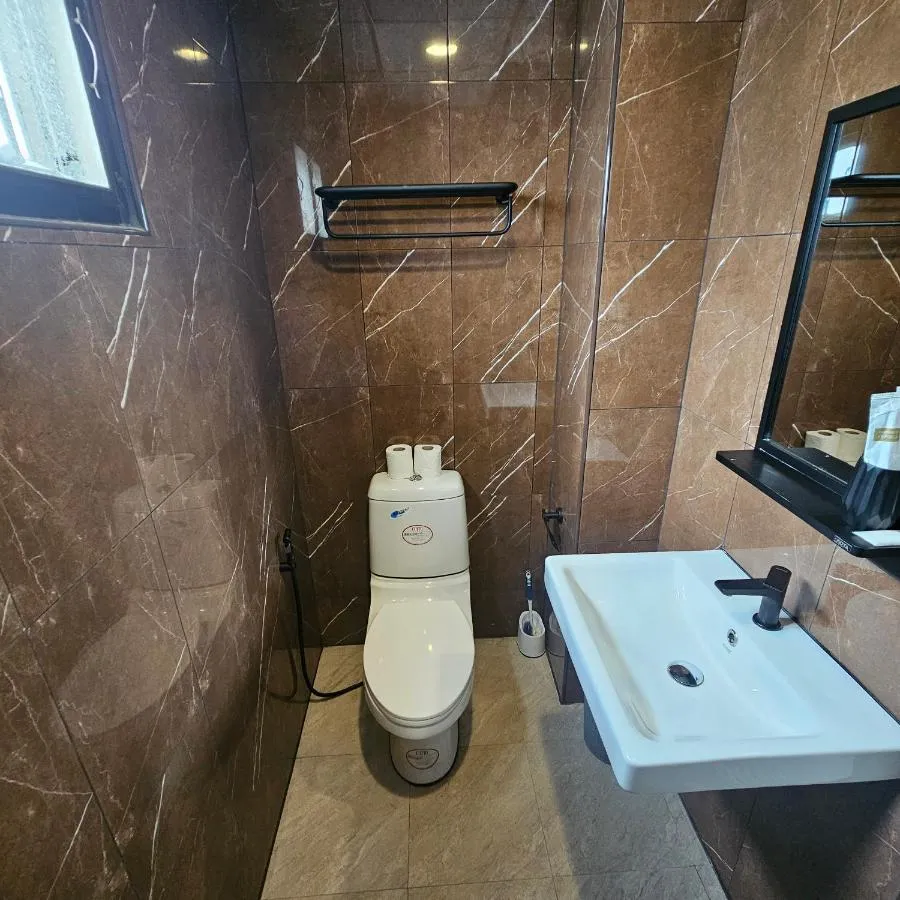 Ensuite bathroom with a shower, sink and mirror